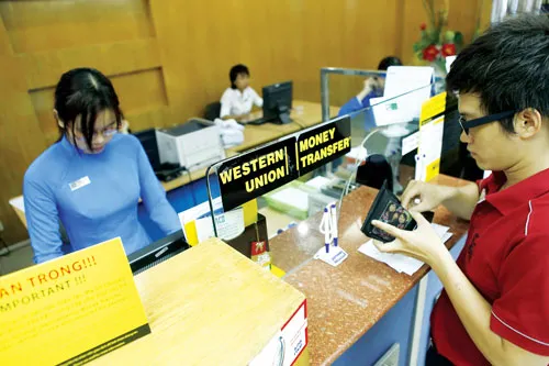 Dịch vụ chuyển kiều hối qua Western Union của ACB hoàn thành chỉ trong vài phút. Ảnh: LÃ ANH Dịch vụ chuyển kiều hối qua Western Union của ACB hoàn thành chỉ trong vài phút. Ảnh: LÃ ANH